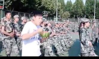 军训吃瓜学长被打视频