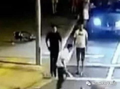 理发店少妇吃瓜事件视频,一场引发热议的街头冲突瞬间