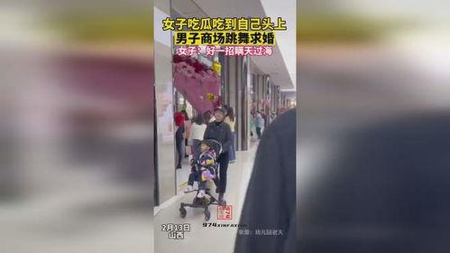 女子吃瓜被棍子砸头视频,意外瞬间引发社会关注