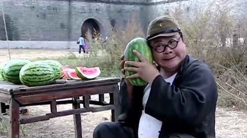 洛阳男子吃瓜不给钱视频,一瓜未结账，众说纷纭！