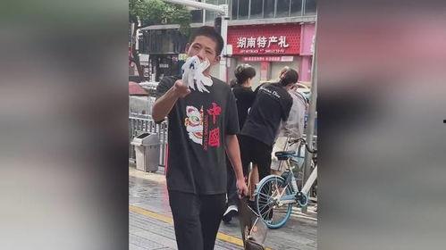男子路边吃瓜边拍视频被扇